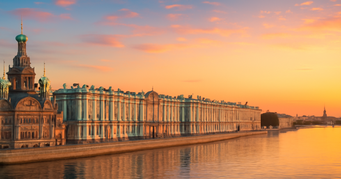 Explore что посмотреть в Санкт-Петербурге with this stunning view of its famous landmarks.