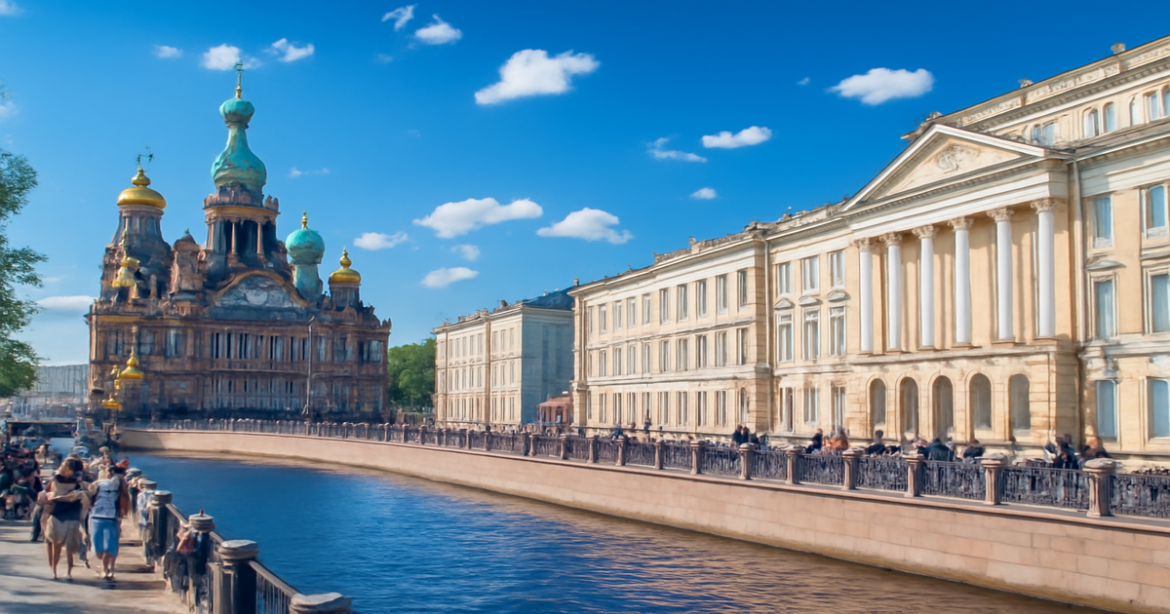 Explore Санкт-Петербург достопримечательности with this beautiful view of the city's iconic landmarks.