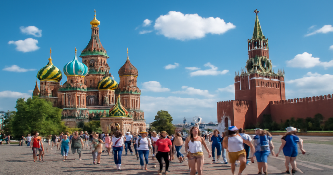 Excursions по Москве showcasing St. Basil's Cathedral and the Kremlin in a vibrant travel scene.
