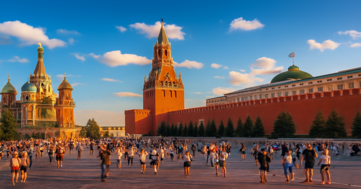 Explore the stunning достопримечательности Москвы, featuring Red Square and the Kremlin in a breathtaking view.